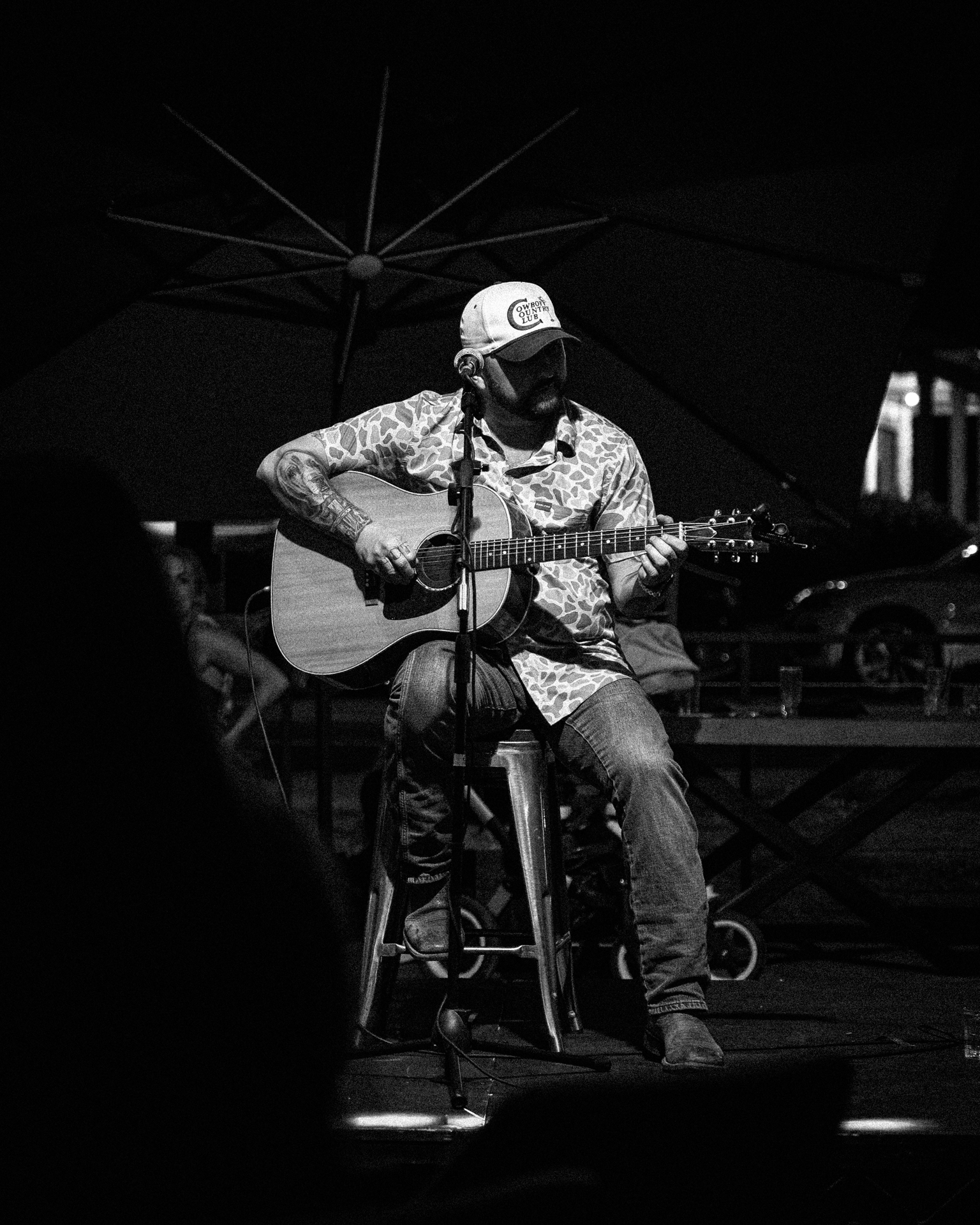 Outdoor patio dining experience at Hendo's Barrel House